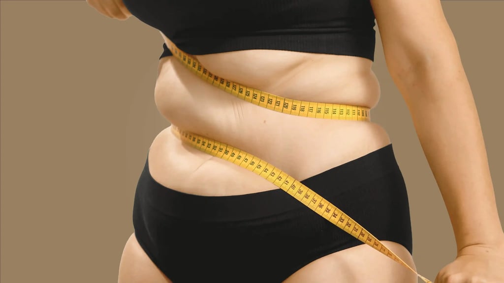 Gastric Sleeve Surgery in Tijuana, Mexico 13 Woman measuring abdominal area with excess weight, illustrating the starting point for gastric sleeve surgery in Tijuana and bariatric surgery.