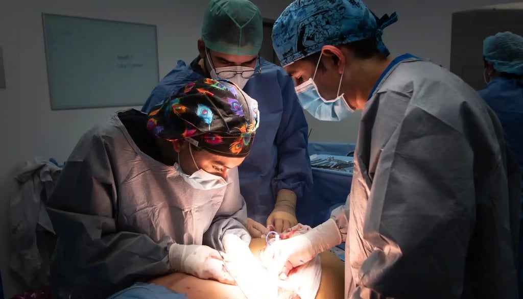 About Us 11 Team of three board-certified surgeons performing a procedure in a modern operating room in Tijuana, demonstrating surgical safety and precision.