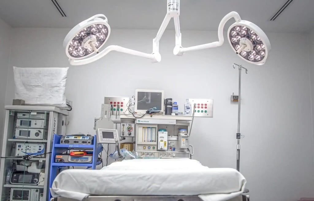 About Us 16 Interior of a modern operating room in Tijuana equipped with high-tech surgical lights and anesthesia machines, ensuring safety for bariatric and plastic surgery.