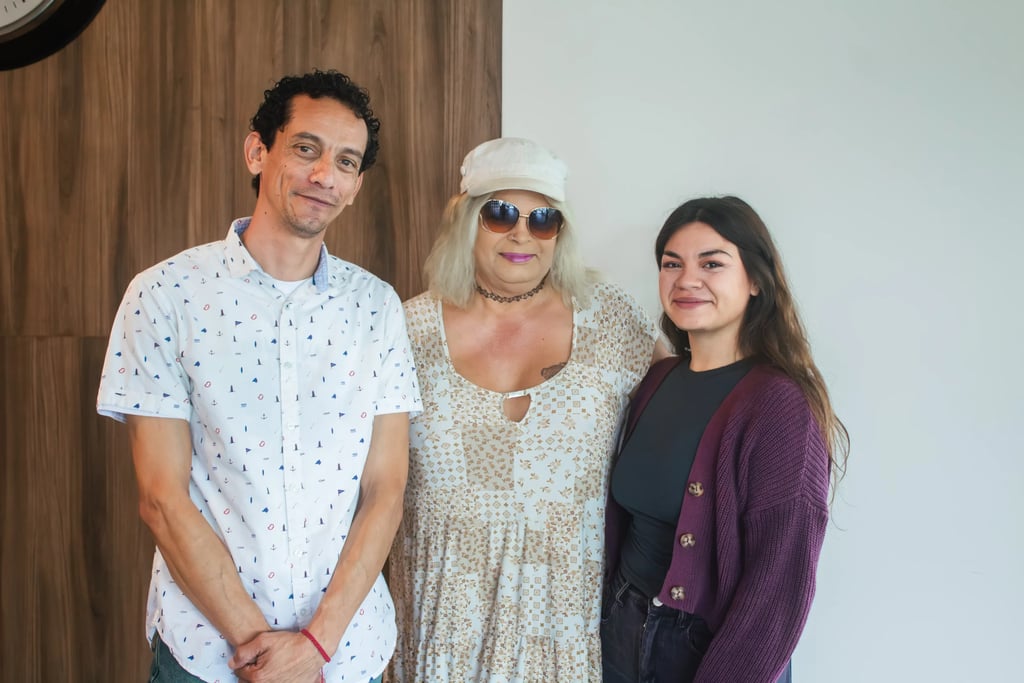 Medical Tourism in Tijuana | Affordable Surgery Packages 21 Three individuals (a man, a person wearing a hat and sunglasses, and a young woman) posing together in a clinic setting. The image promotes diversity and inclusive patient support.