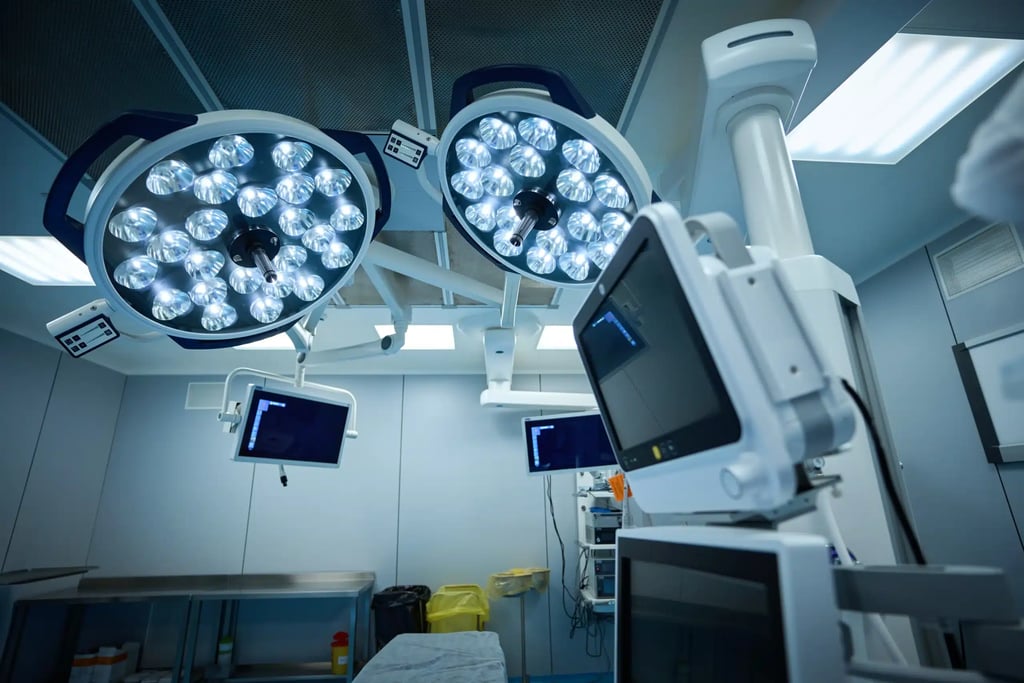 Liposuction in Tijuana, Mexico 13 Low-angle view of modern surgical lights and HD monitors in a sterile operating room in Tijuana, ensuring safety for liposuction and body contouring procedures.