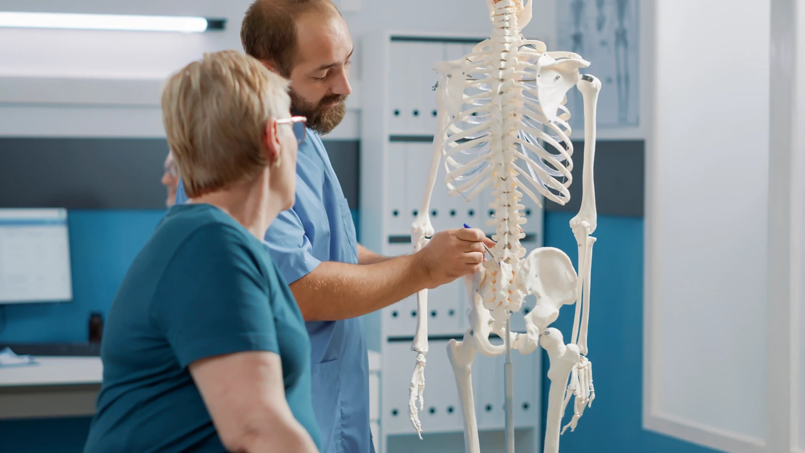 Artificial Disc Replacement in Tijuana, Mexico 11 Board-certified spine surgeon in Tijuana explaining artificial disc replacement (ADR) vs spinal fusion using a skeleton model.