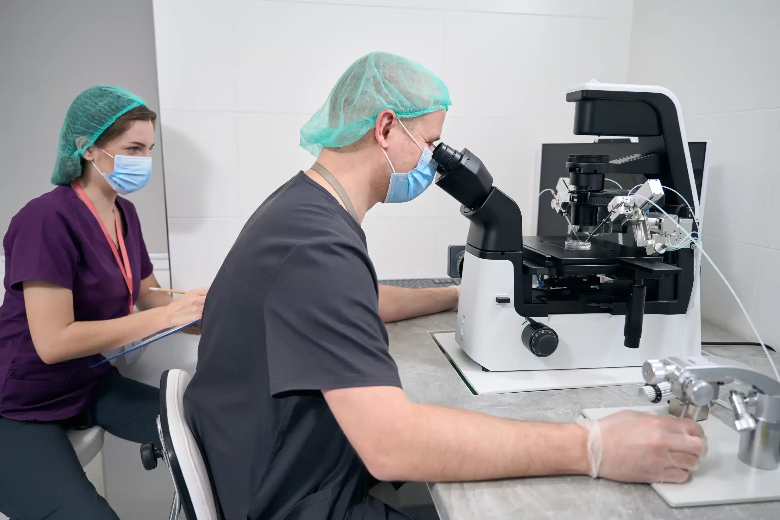 IVF in Tijuana, Mexico 14 Specialist embryologist using a high-tech micromanipulator microscope for IVF in Tijuana, performing ICSI to ensure the success of IVF for international patients.