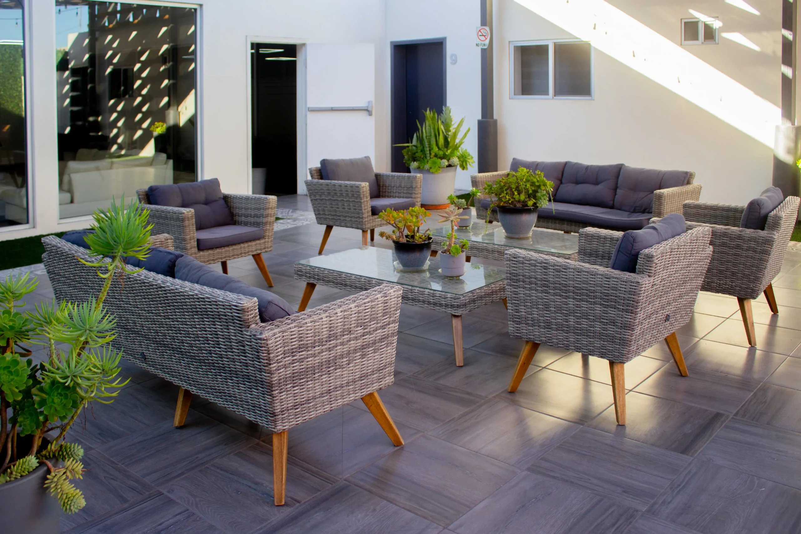 Hair Regrowth in Tijuana, Mexico 19 Comfortable and modern outdoor waiting area at a top-rated hair transplant clinic in Tijuana, Mexico.