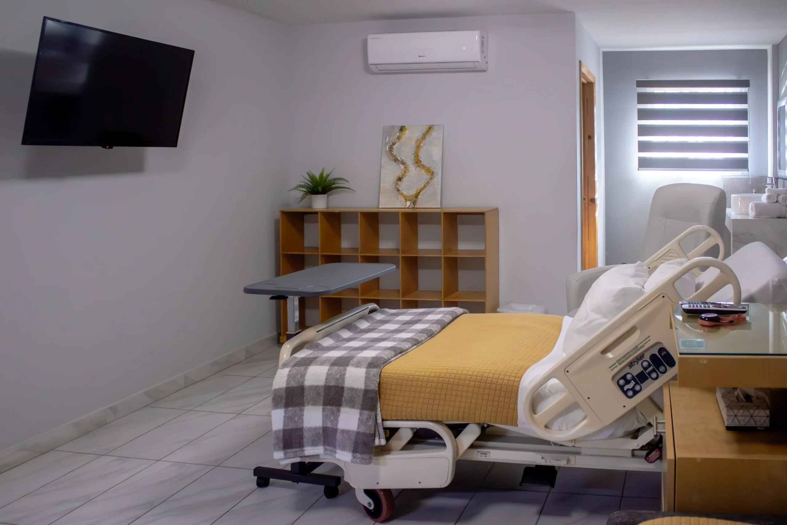 Carpal Tunnel Release in Tijuana, Mexico 12 A modern and private hospital room in Tijuana featuring a smart TV and air conditioning, optimized for the patient journey for surgery abroad.