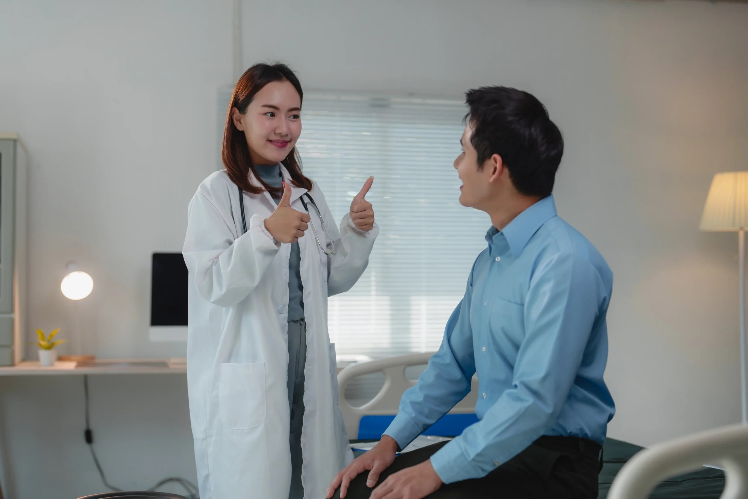 Patient Stories 18 A female doctor giving a thumbs up to a happy patient, illustrating positive medical tourism reviews and successful patient stories in Mexico.