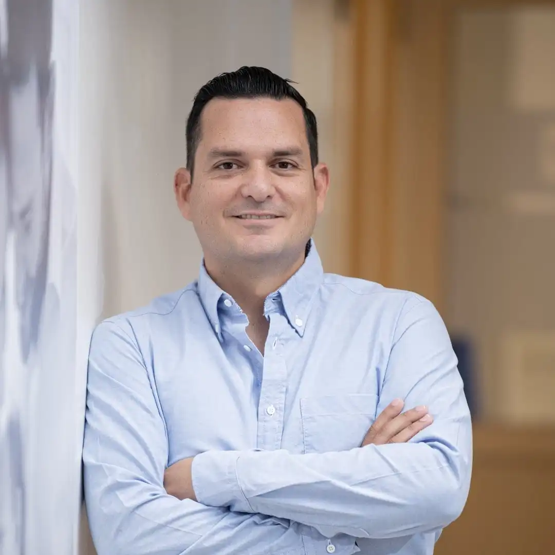 Vetted Doctors in Tijuana | Health & Wellness Bazaar 15 Professional portrait of Dr. Nares, specialist surgeon in gender affirmation surgery and body contouring, leading the team in Tijuana, Mexico.