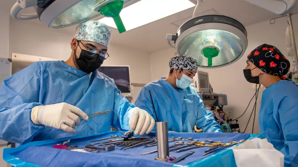 Gastric Sleeve Surgery in Tijuana, Mexico 12 Surgical team performing gastric sleeve surgery in Tijuana in a fully equipped operating room, ensuring safety for weight-loss surgery in Tijuana.