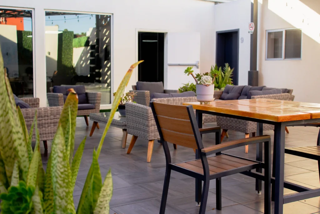 Plastic Surgery in Tijuana, Mexico 14 Serene outdoor patio with modern furniture for patient relaxation, included in cosmetic surgery Mexico packages for plastic surgery in Tijuana.