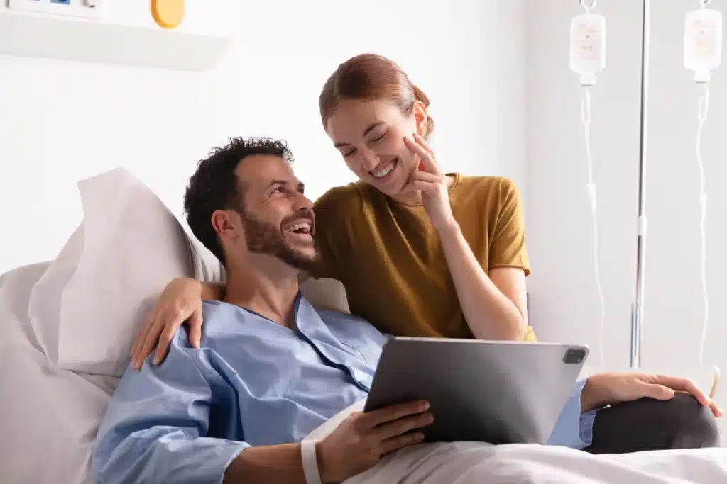 Mommy Makeover in Tijuana, Mexico — Restore Your Confidence 15 esposa visitando su marido enfermo