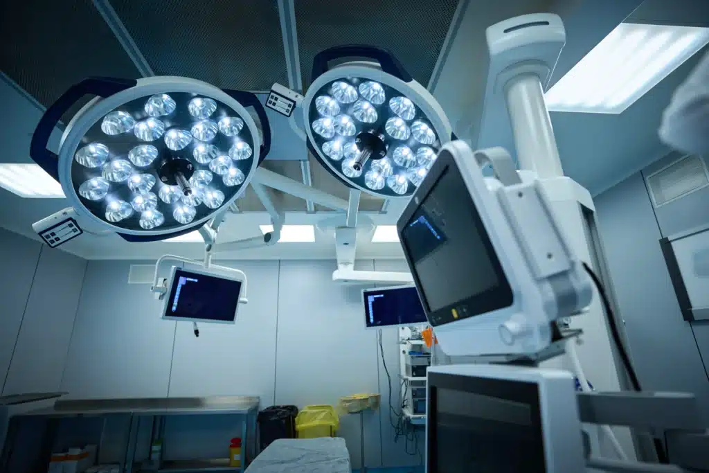 Liposuction in Tijuana, Mexico 12 Low-angle view of modern surgical lights and HD monitors in a sterile operating room in Tijuana, ensuring safety for liposuction and body contouring procedures.