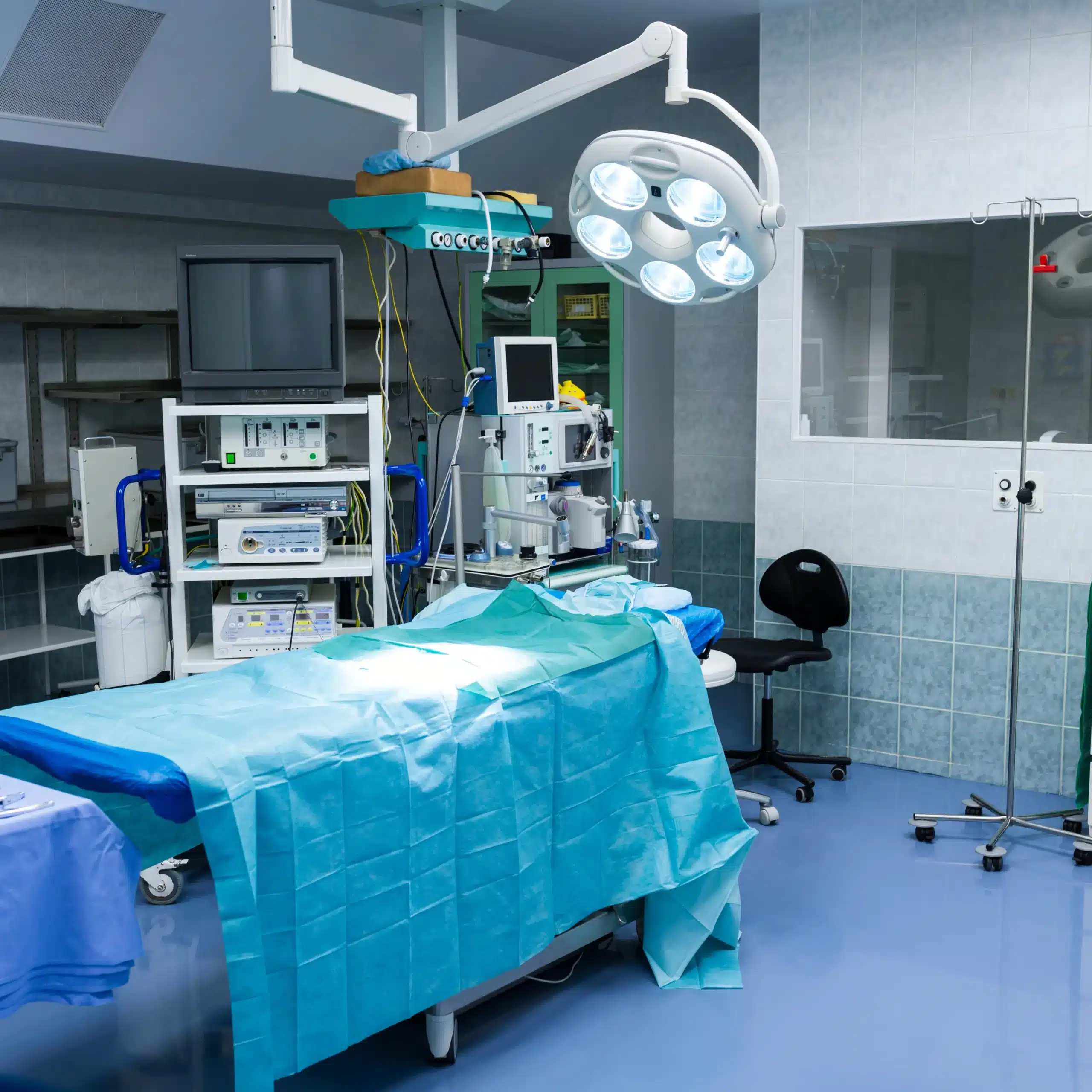 Breast Augmentation In Tijuana, Mexico 19 Interior of a sterile operating room in Tijuana featuring advanced anesthesia machines, patient monitors, and surgical lighting, prepared for plastic or bariatric surgery.