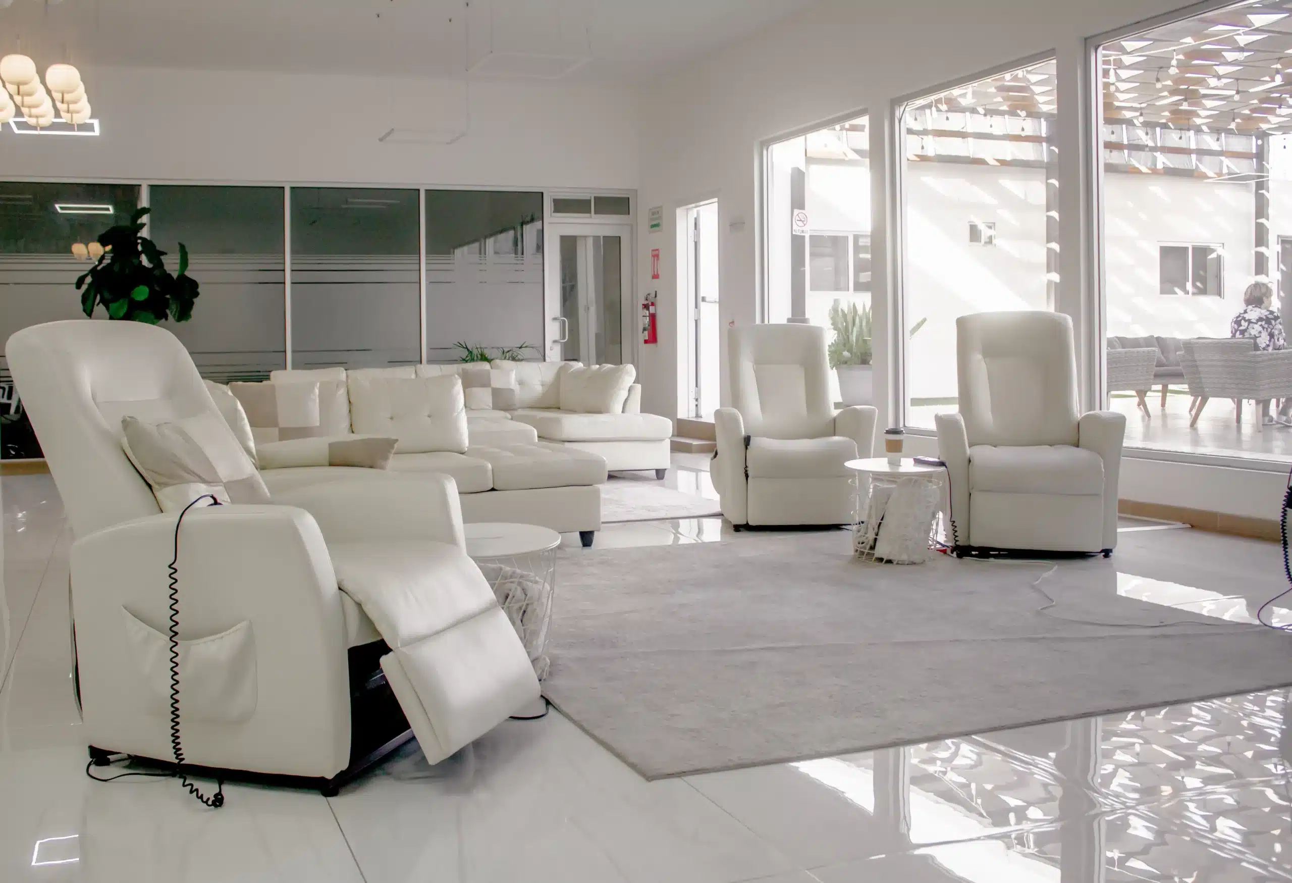 Liposuction in Tijuana, Mexico 11 Bright and spacious recovery lounge featuring comfortable recliners for patients healing from liposuction in Tijuana, Mexico and body contouring procedures.