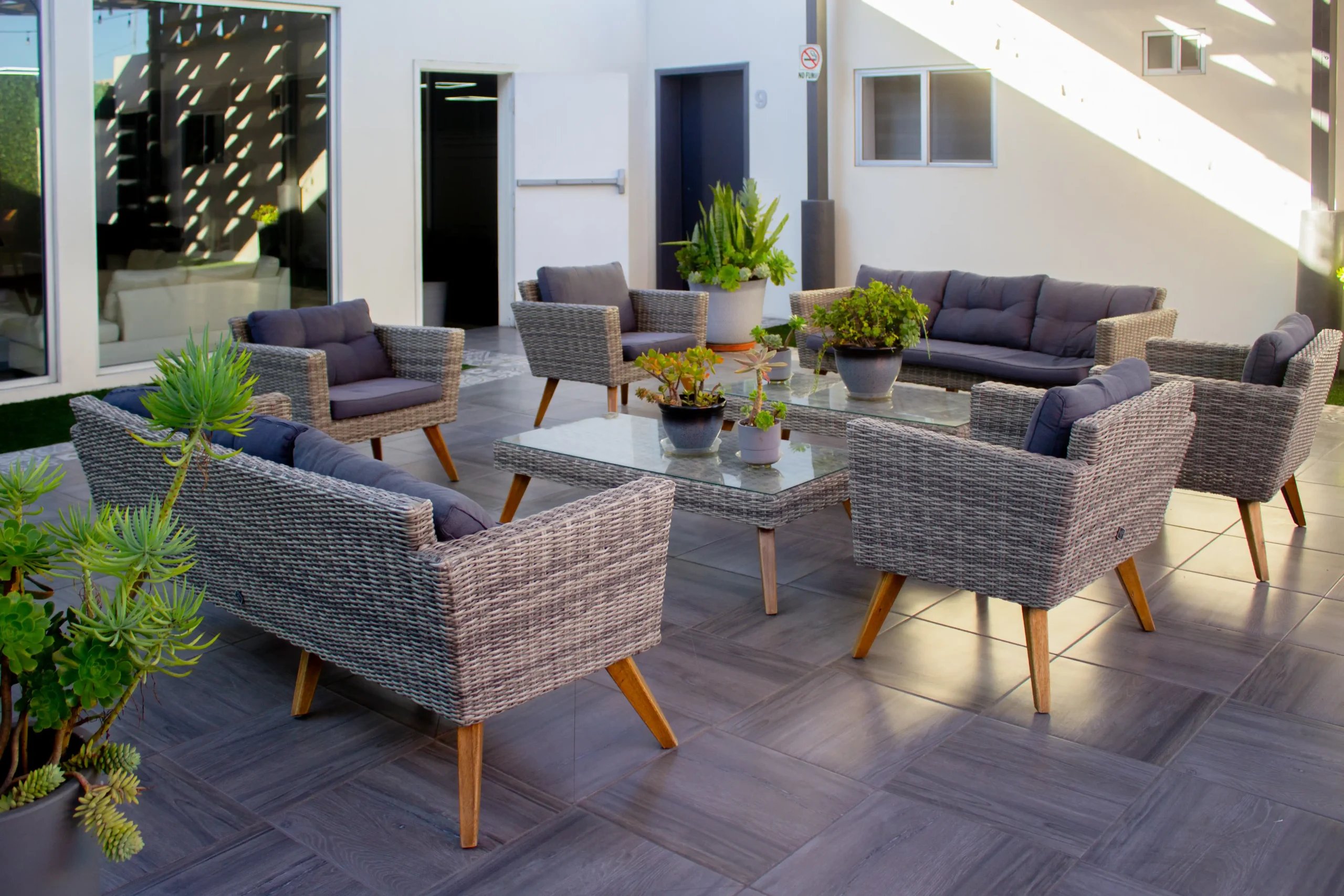 Hair Regrowth in Tijuana, Mexico 19 Comfortable and modern outdoor waiting area at a top-rated hair transplant clinic in Tijuana, Mexico.