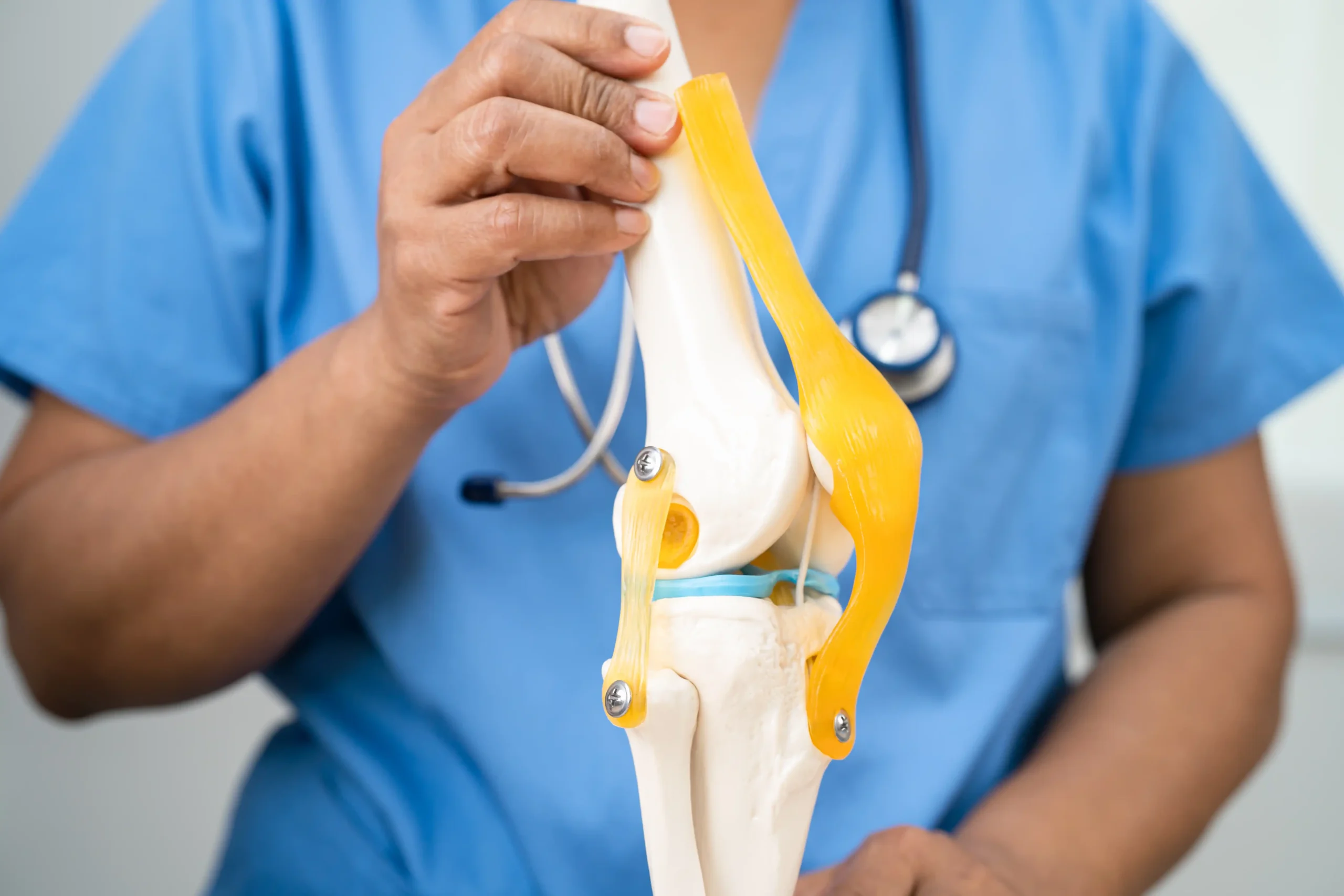 Knee Replacement in Tijuana, Mexico 11 Expert surgeon explaining affordable knee replacement surgery in Mexico using a human knee model for an uninsured patient.