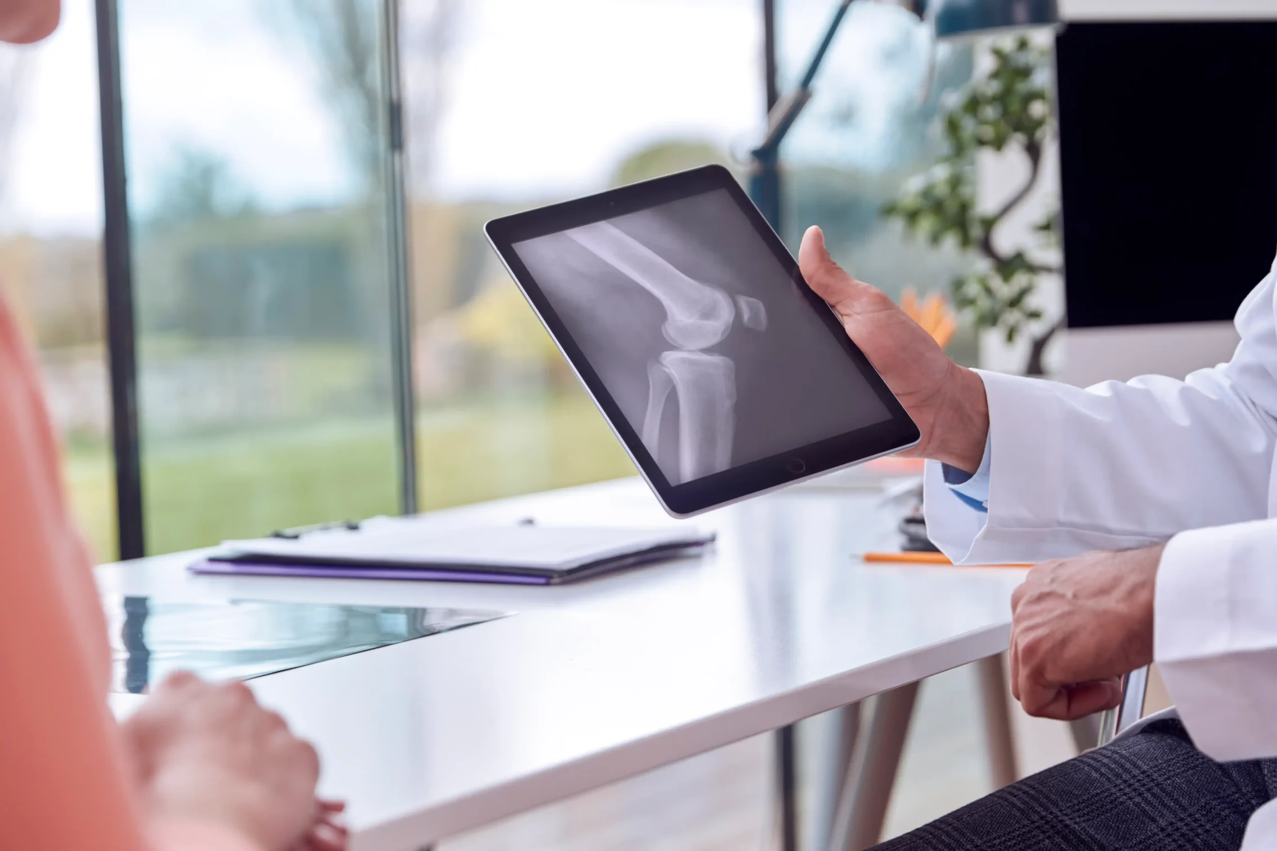 Hip Replacement in Tijuana, Mexico 21 Close-up of a doctor showing a digital X-ray on a tablet to a patient during a hip replacement in Tijuana consultation.