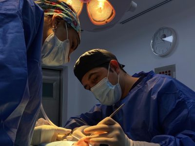 Expert Rhinoplasty in Tijuana, Mexico – Health & Wellness Bazaar A surgeon performing rhinoplasty (nose surgery) in a modern operating room in Tijuana, Mexico. The advanced surgical lighting highlights the state-of-the-art medical facilities and experienced surgeons at Health & Wellness Bazaar, a leading provider of affordable cosmetic surgery in Mexico.